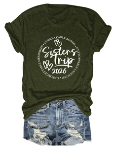 Mise à plat du t-shirt vert Sisters Trip 2026 en coton avec short en jean