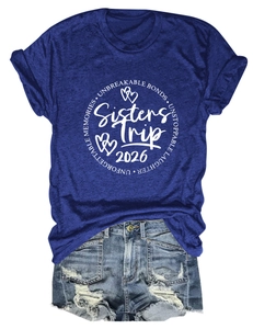 Détail du t-shirt bleu Sisters Trip 2026 et du short en jean déchiré pour femmes
