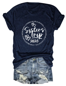 Détail à plat du t-shirt bleu marine avec imprimé Sisters Trip 2026 et tissu en coton doux