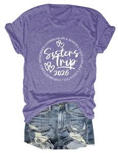 Détail du t-shirt violet en coton avec imprimé graphique cœur Sisters Trip 2026