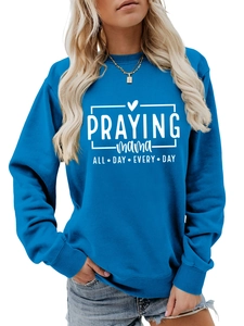 Détail du sweat bleu avec l'imprimé blanc PRAYING mama ALL DAY EVERY DAY en gros plan
