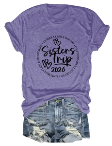Vue détaillée du t-shirt violet Sisters Trip 2026 et du short en jean avec détails usés