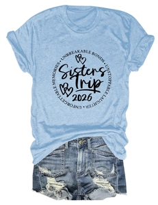 Ensemble t-shirt bleu clair Sisters Trip 2026 et short en jean avec déchirures