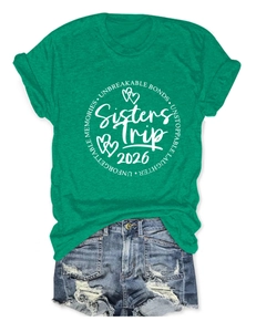 Mise à plat de t-shirt vert Sisters Trip 2026 et short en jean bleu délavé