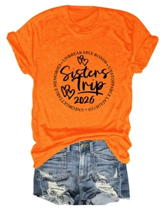 Détail à plat du t-shirt orange Sisters Trip avec short en jean bleu délavé à trous