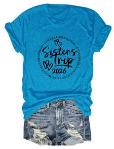T-shirt bleu Sisters Trip 2026 à plat avec un short en jean délavé pour l'été