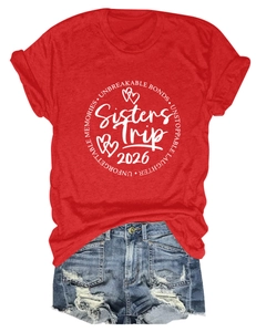Détail du t-shirt rouge Sisters Trip 2026 avec un short en jean bleu à effet usé