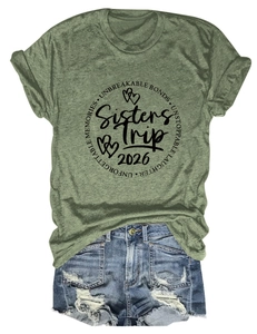 Détail du t-shirt Sisters Trip 2026 vert chiné avec un short en jean délavé