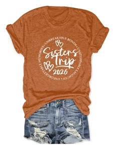 T-shirt orange rouille Sisters Trip 2026 assorti à un short en jean bleu délavé usé