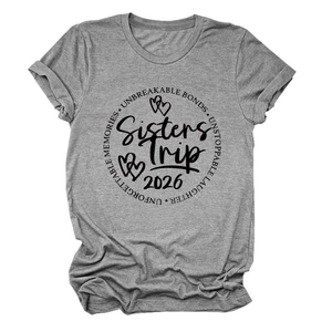 Détail de l'imprimé Sisters Trip 2026 sur un t-shirt gris chiné à col rond en coton