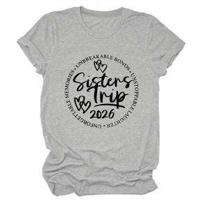 Détail du t-shirt gris à col rond avec imprimé Sisters Trip 2026 et manches à revers
