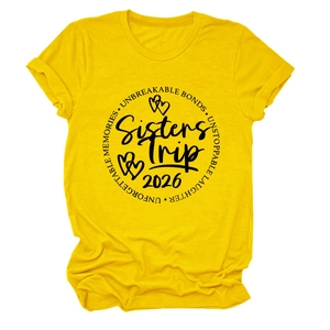 Détail à plat d'un t-shirt jaune Sisters Trip 2026 avec impression circulaire noire et col rond