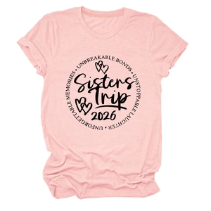 Détail du t-shirt en coton rose avec imprimé Sisters Trip 2026 et motifs d'amitié