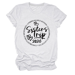 Détail d'un t-shirt blanc en coton avec motif circulaire noir Sisters Trip 2026 imprimé
