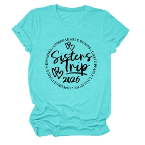 Détail de l'imprimé Sisters Trip 2026 et du revers sur le t-shirt en coton menthe