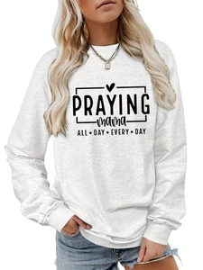 Détail de l'imprimé Praying Mama sur un sweat-shirt doux en mélange de coton gris clair