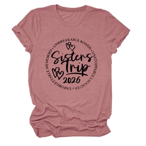 Détail de l'imprimé Sisters Trip 2026 sur t-shirt rose vintage avec manches retroussées