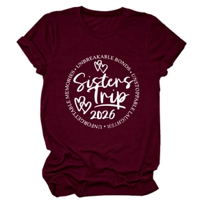Détail du t-shirt bordeaux Sisters Trip 2026 avec motif imprimé blanc Unbreakable Bonds