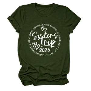 Gros plan de la sérigraphie Sisters Trip 2026 sur un t-shirt en coton vert foncé