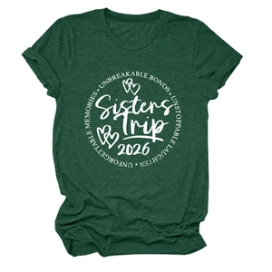 Détail de l'imprimé Sisters Trip 2026 sur un t-shirt col rond vert foncé