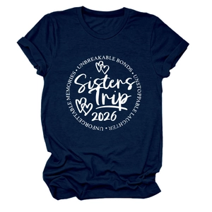 Détail du t-shirt bleu marine à col rond avec motif imprimé Sisters Trip 2026 blanc