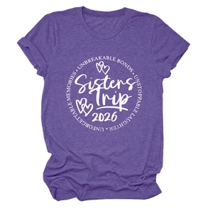 Détail du t-shirt violet Sisters Trip 2026 en coton avec impression blanche et cœurs