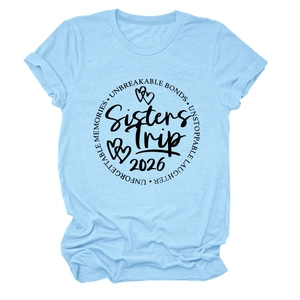 T-shirt bleu clair Sisters Trip 2026 à col rond avec impression graphique élégante