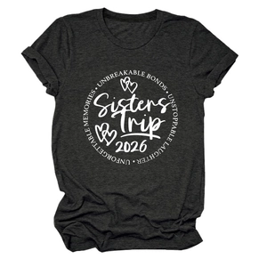 Détail du t-shirt gris foncé Sisters Trip 2026 avec logo imprimé circulaire blanc