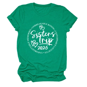 Détail du t-shirt vert en coton avec impression circulaire blanche Sisters Trip 2026
