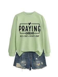 Photo à plat d'un sweat à manches longues vert clair avec slogan Praying Mama et short