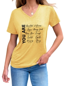Détail du t-shirt col V jaune moutarde avec texte You Are Beautiful pour femmes