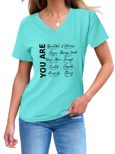 Détail du t-shirt turquoise à col en V avec impression biblique noire You Are Beautiful