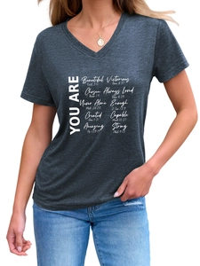 Détail d'un t-shirt à col en V gris chiné avec texte 'You Are Beautiful' imprimé en blanc