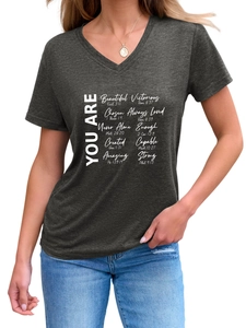 Détail du t-shirt gris col en V avec l'imprimé texte blanc inspirant 'YOU ARE BEAUTIFUL'