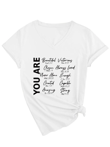 Détail d'un t-shirt blanc à col en V avec typographie inspirante et nœud sur le côté