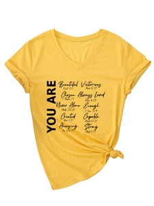 Détail du t-shirt jaune à col en V avec texte inspirant et citations de la bible