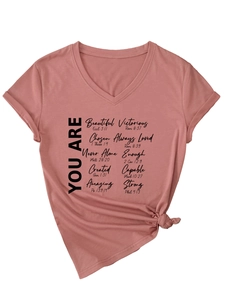 Détail d'un t-shirt à col en V avec revers de manches et nœud élégant à l'ourlet