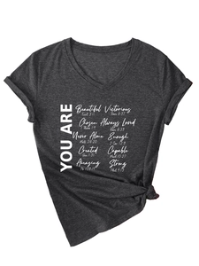 Détail du t-shirt gris chiné à col en V montrant les manches et l'imprimé biblique