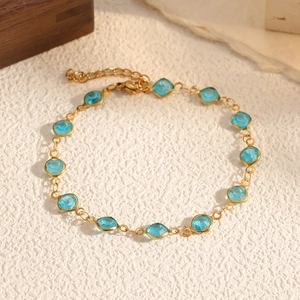 Elegante bracciale a catena dorata con zirconi blu cielo e chiusura regolabile sicura