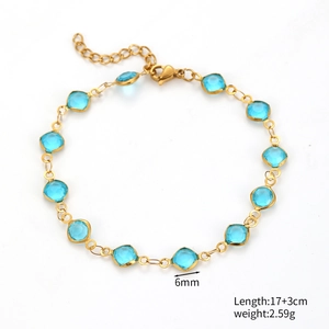 Dettaglio bracciale dorato con zirconi blu da 6 mm, lunghezza 17+3 cm e peso 2,59 g