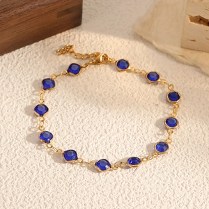 Elegante bracciale in oro con zirconi blu a forma di cuore e pietre quadrate su pietra