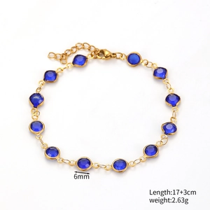Dettaglio del bracciale dorato con cristalli blu da 6mm, lunghezza 17+3cm e gancio