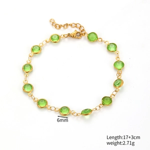 Dettaglio di un bracciale in oro con zirconi verdi da 6 mm e chiusura a moschettone