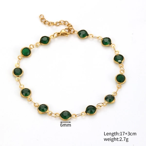 Dettaglio di pietre di zircone verde da 6mm su bracciale d'oro con specifiche