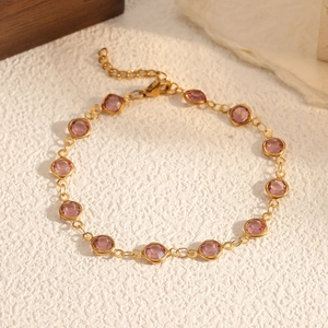 Dettaglio di un bracciale dorato regolabile con tredici zirconi rosa a taglio tondo