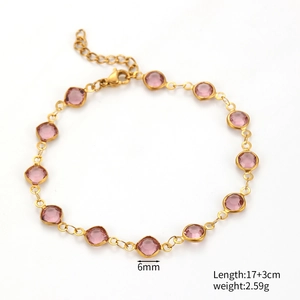 Dettaglio del bracciale in oro con zirconi rosa, pietre da 6mm e chiusura a moschettone