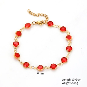 Dettaglio bracciale dorato con zirconi rossi 6mm e catena regolabile da 17+3cm