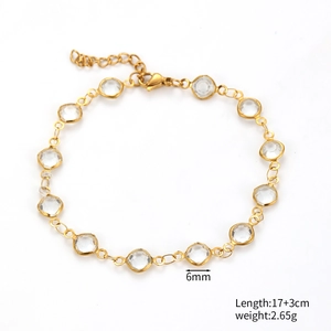 Dettaglio del bracciale dorato con zirconi da 6mm e chiusura a moschettone regolabile
