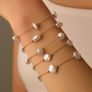 Bracelet en perles baroques et acier inoxydable plaqué or 18k avec perles multicouches