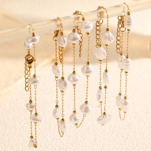 Bracelet perles baroques avec chaîne plaquée or 18 carats et perles naturelles blanches